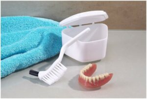 Zahnprothesen-Dose + Reinigungsbürste im Set